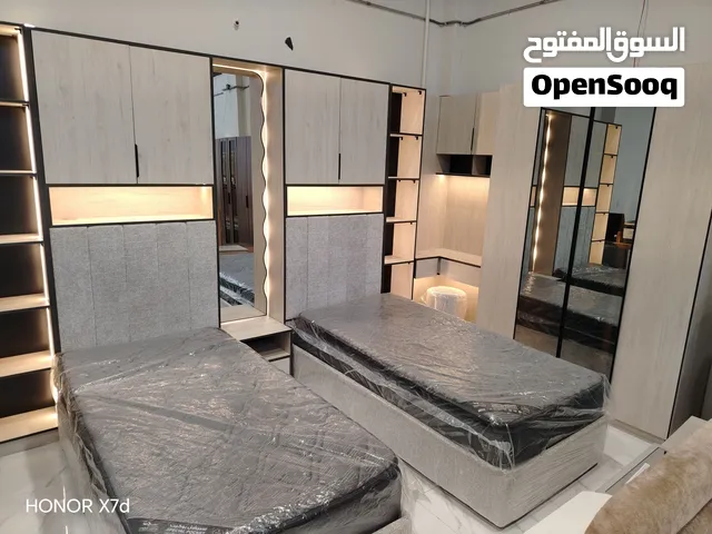 غرفة نوم مفرد 2سرير مقاس 100/200 1دولاب 4 درفه 1تسريحه بزاوية خزانه فوق السرر 1كمدونه تفصيل على وحسب