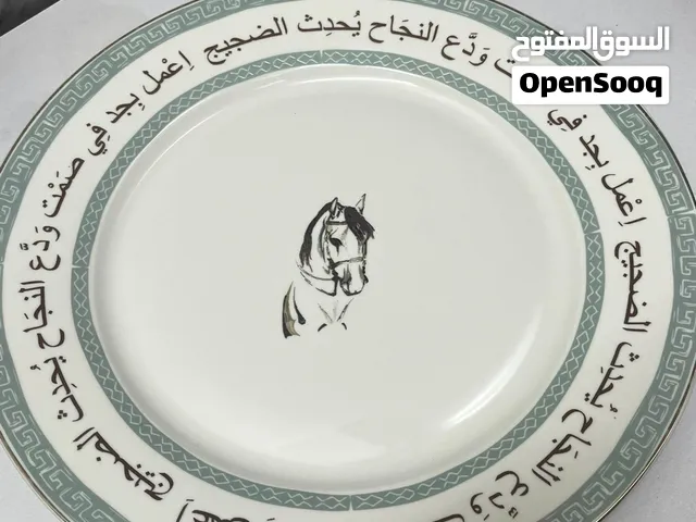 صحن  عليه خيل