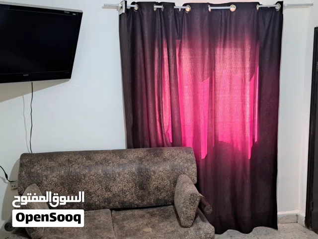 غرف مفروشة و شبه مفروشة للايجار مشترك مع حمامات و مطبخ و ترس خارجي للطلاب و الموضفين و المقيمين وسط