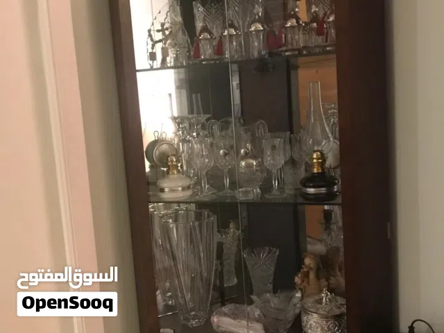 خزانة تحف مميزة /زاوية /مع مرايا /إضاءة ناعمة ورفوف زجاجية مشفرة