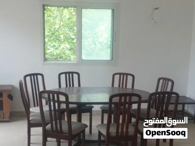 طاولة سفرة مستعملة مع 8 كراسي بحالة جيدة ذو الخشب المتين وغير التجاري