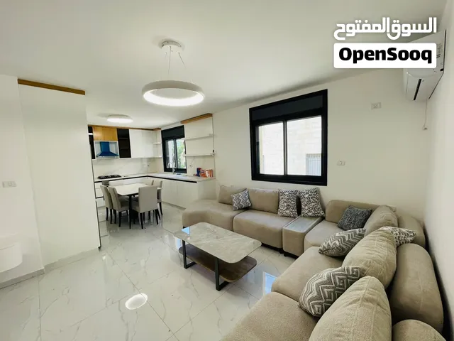 شقة جديدة، سُكنة أولى و مفروشة ... في موقع مميز في قلب الطيرة .