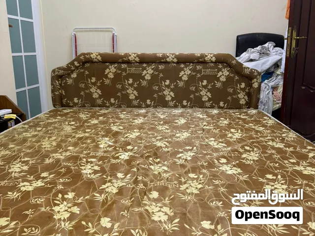 سرير كبير بمرتبة بحالة ممتازة