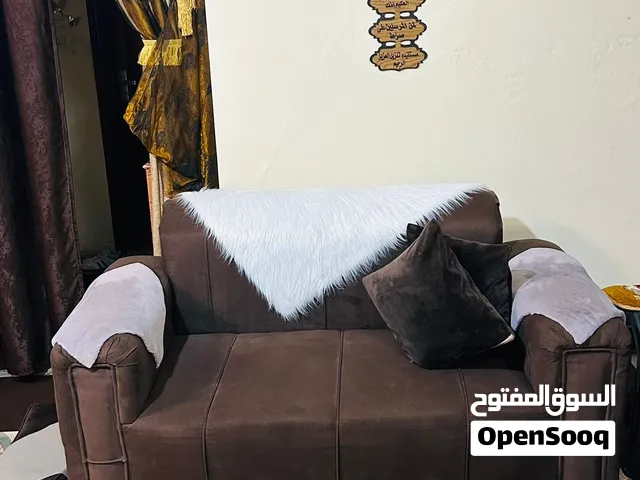 طقم كورنر بني مع طقم طاولات للبيع بـ100 دينار