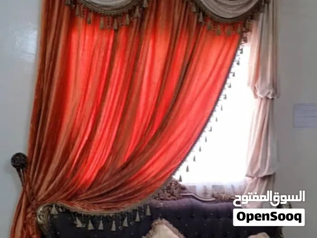 ستارة مجلس/صالون بتصميم كلاسيكي راقٍ وأنيق، تعلوها قاعدة ديكور خشبية مميزة. الستارة نظيفة جداً