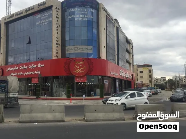 معارض بمساحه 820 م2 على شارعين شارع الحريه 40 م والحريه مول 12م مداخل عدد 3 ترخيص معارض