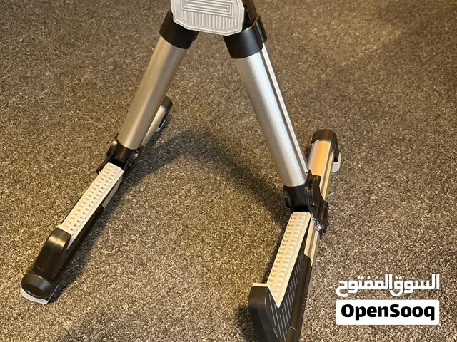 ستاند المنيوم يناسب جميع الالات عود، جيتار وقابل للتعديل