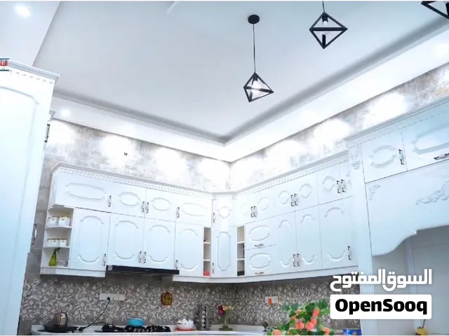 بيت للبيع مساحة 318 م2 يحتوي ع 6 غرف و4 حمامات مطبخ تفصال ومصعد وحديقة المنزل في منطقة الاكوات 3