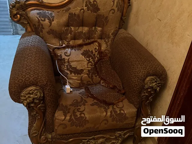اثاث كنب اللون بني وكبير