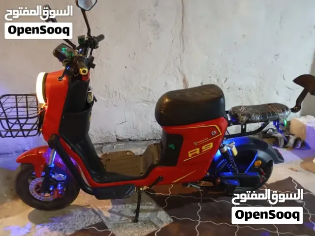دراجه ار9 2026ماشيه قليل الدراجه جديده ونظيفه وبطارياتهه تضاف لون احمر