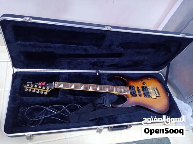 جيتار كهربائي من طراز Ibanez EX Series (سلسلة إيبانيز إي إكس) والذي يعود غالباً إلى أوائل الثمانينات