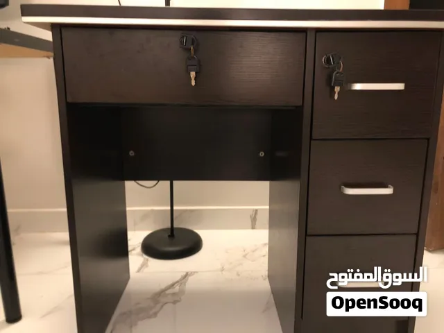 study table for sale (negotiable) طاولة دراسة للبيع (قابلة للتفاوض)