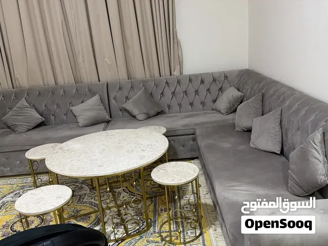 غرفة جلوس طقم كامل كنبات و طاولة كبيره مع 4 طاولات جانبيه