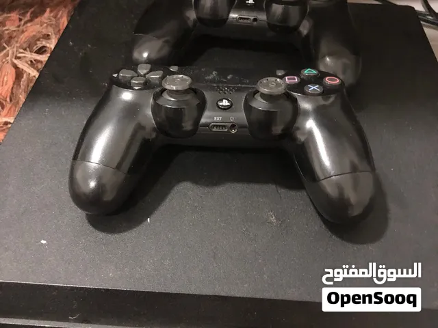 بليستيشن فور مع يدتين