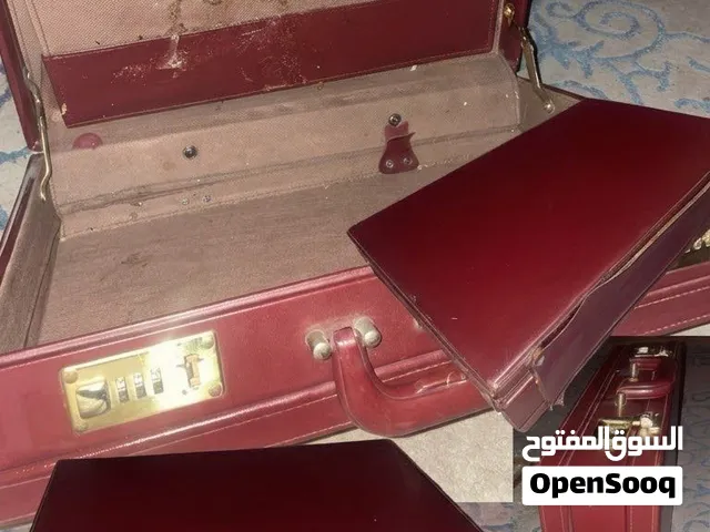 الحالة: كلاسيكية/مستعملة، توجد بعض الآثار والعيوب الداخلية وفي الحواف كما هو موضح بالصور.