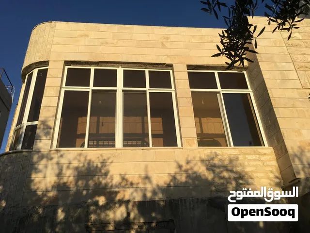 منزل في منطقة هادئة وراقية يتمتع بإطلالة رائعة وموقع مميز للبيع