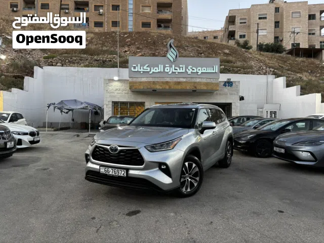 Toyota Highlander GLE 2022 مع فتحه وجلد وصندوق خلفي كهرباء