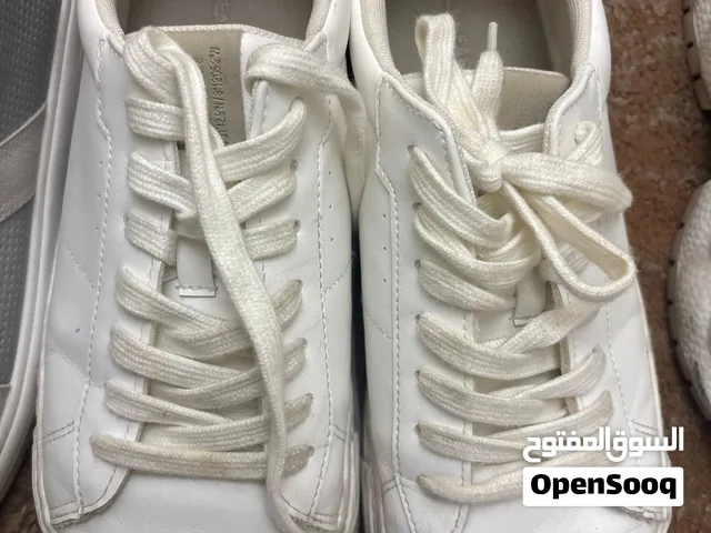 بوت ابيض رجالي مقاس 44 بسعر 4 دنانير