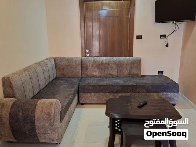 شقه مفروشه واسعه واستديو صغير بجبل طارق خلف المحكمه الشرعيه اسبوعي وشهري وسنوي