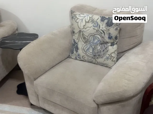طقم كنب  شبه جديد مع طاولات