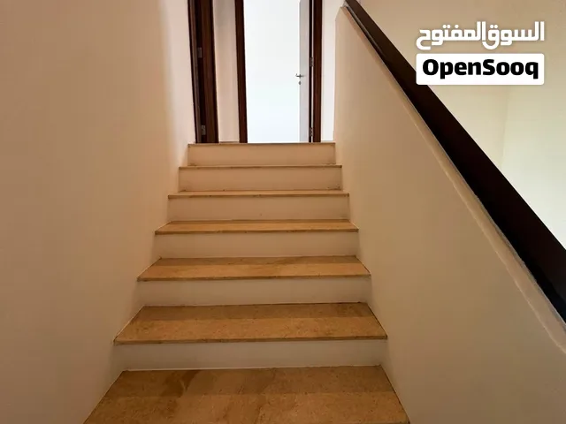فيلا واسعة مناسبة للعوايل مع خدمات جيم ومسبح للنساء فقط بالاضافة لخدمات عامة