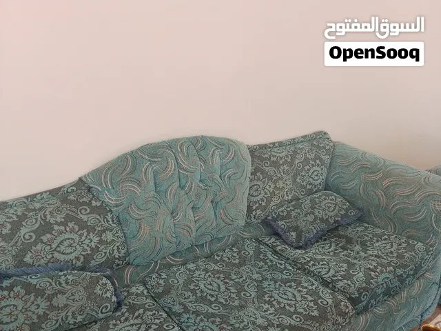 طقم كنب للبيع  2كراسي و مقعد ثلاثي و مقعد ثنائي و طاولتين