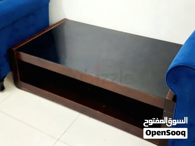 طاولة قهوة خشب 120×60×40 سم لون بنى غامق  مع الزجاج تبعها بدون عجلات مناسبة لأغلب غرف المعيشة