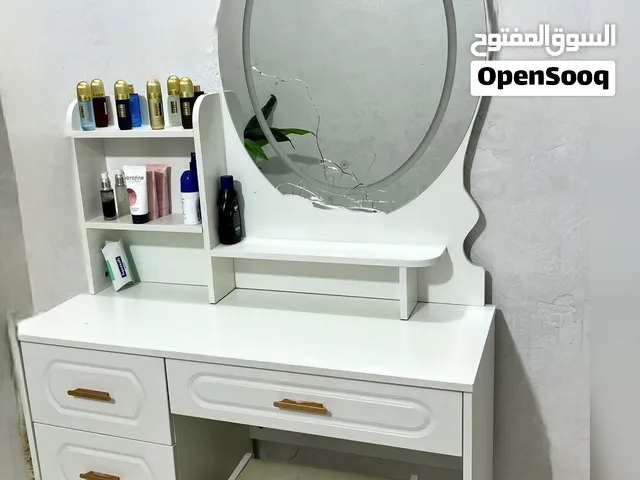 ميز مرايه مع طبله او كرسي مالته نضيففف كلشش وزلغ مابي عدا المرايه بيها فطر والمرايه تحتوي على اضائه