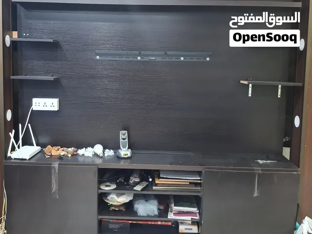 طاولة تلفزيون لون بني غامق