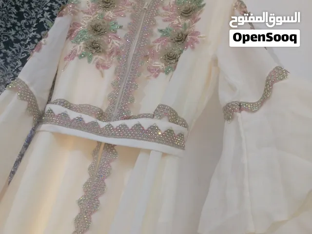 فساتين مختلفه الوان واشكال  ونمر مختلفه يوجد مخمل ناعم ويوجد قماش بارد لجميع لمناسبات