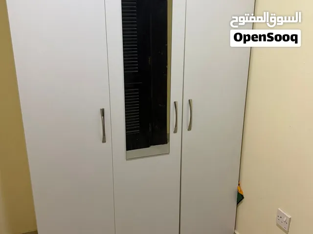 للبيع خزائن و كوميدينو و طاوله