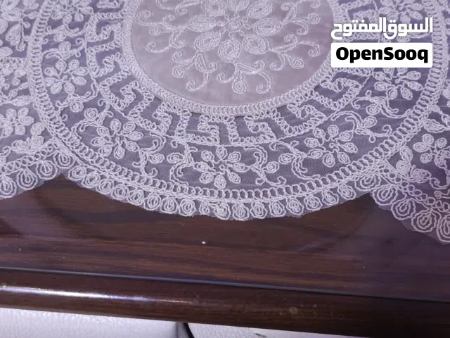 بيرو دواليب خشب بانيه سويد ثقيله جدا مع رف زجاج تتكون من ثماني ادراج عميقه وواسعه مع امكانيه التحكم