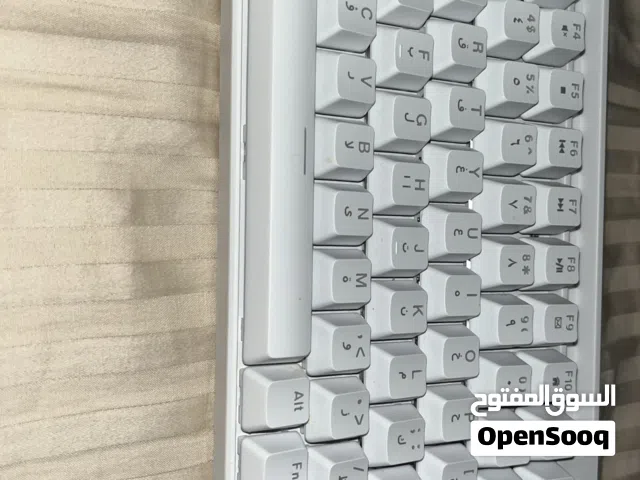 كيبور مستعمل في حاله الوكاله مافي اي شي بس الاثنين ماعني له واير و الواير تاي سي