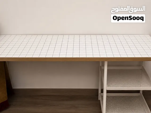 طاولة من ايكيا جديدة تم استخدامها شهر فقط