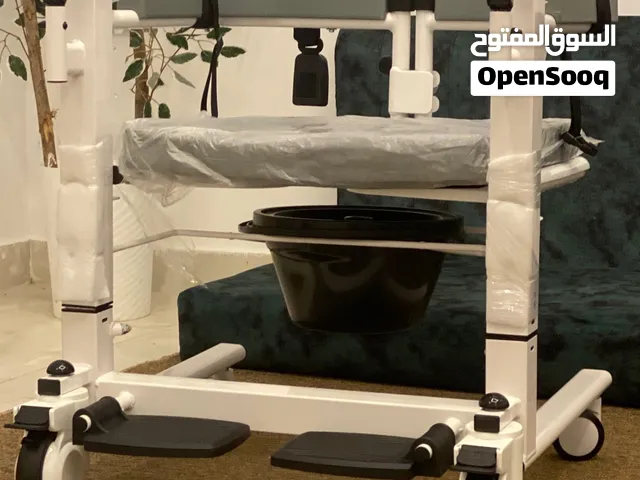 كرسي متحرك دخول الحمام