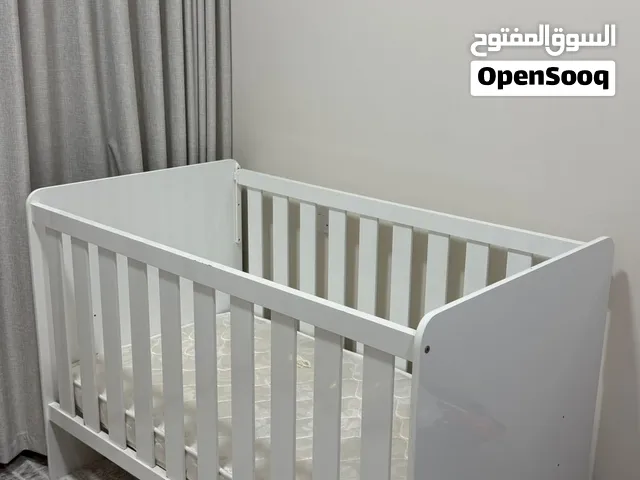سرير أطفال أبيض بحالة ممتازة