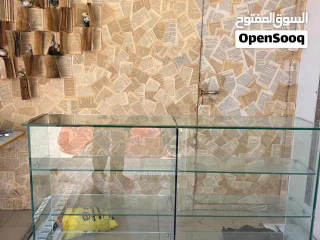 زجاج عرض مناسب جداً لمحل هدايا او بقالة