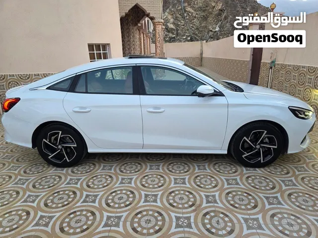 ام جي جي تي 2023 الجديدة، لون أبيض، صالون سيدان، موديل فخم مع مواصفات صينية، تأمين إلزامي، أوتوماتيك