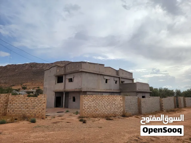 بسم الله الرحمان الرحيم لدينا فيلا في منطقت القواسم غريان فيلا ممتازه ومنطقه هاديه عائلات قليله منضم