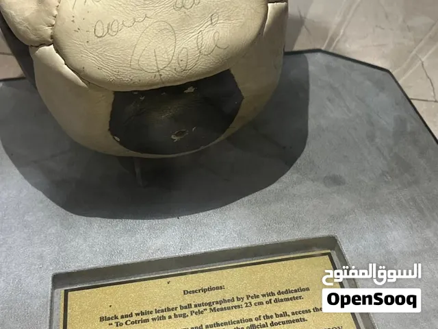 كرةً موقعة من لعاب الكرة المشهور بليه A soccer ball signed by the famous player Pelé.