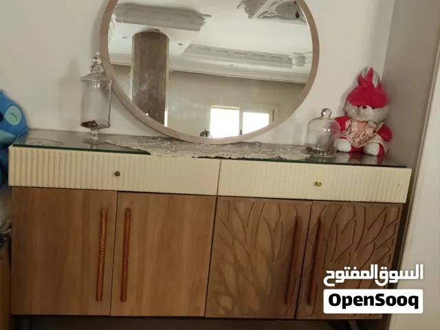 غرفه سفره مكونه من / سفره ب 6 كراسي وعليها روح زجاج ونيش ب 3 ارفف زجاج وابواب زجاج  و بوفيه + مرايه