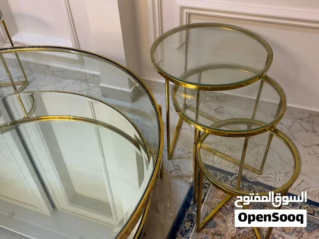 طاولة زجاج كبيرة و ستة طاولات صغيره