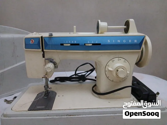 ماكينه خياطه singer بيج و ازرق متوسطه الحجم ( قابل للتفاوض في السعر )