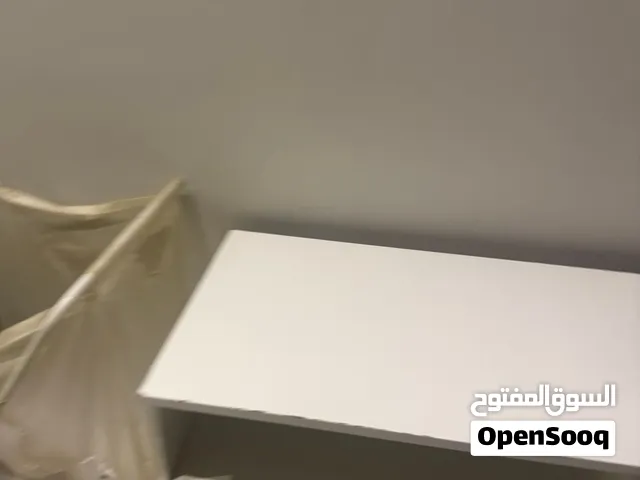طاولة تلفاز مع ارفف مستعملة نظيف
