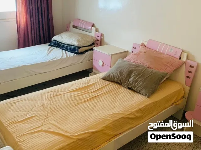 2أسرة اطفال ومكتبة وطاولة خاصة بالتدريس وخزانة ومعلق ملابس