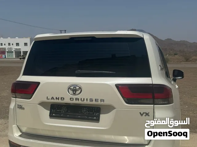 سيارة تويوتا لاند كروزر 2022 خليجي بميزة VX مع 7 مقاعد ونظام أبل كاربلاي