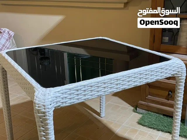 للبيع طاوله زجاج ممتازه ماتعاني من شي ومناسبه للحدائق او للقعدات الخارجيه والسعر قابل بالمعقول.
