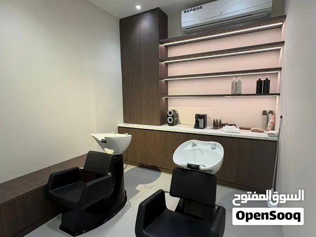 صالون للبيع في منطقة مميزة