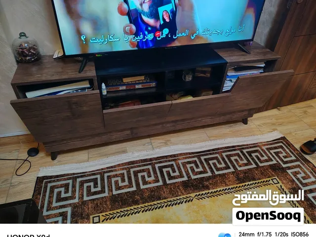 طاولة تلفزيون وديكور شبه جديدة مع رف