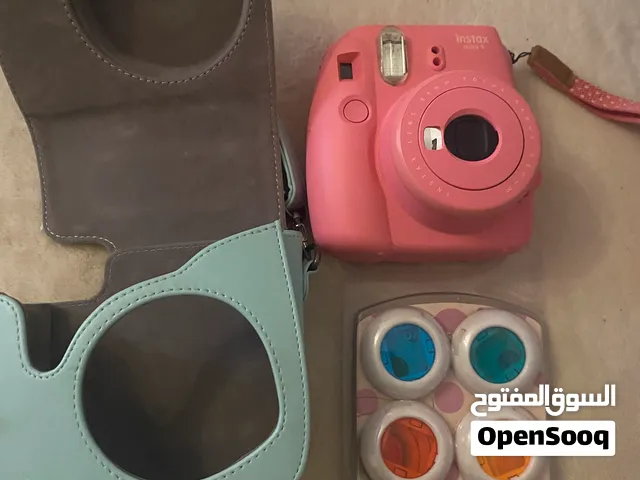 كميرا إنستاك استعمال بسيط جدا شبه جديدة مع ملحقاتها شنطة وعدسات بدون فيلم